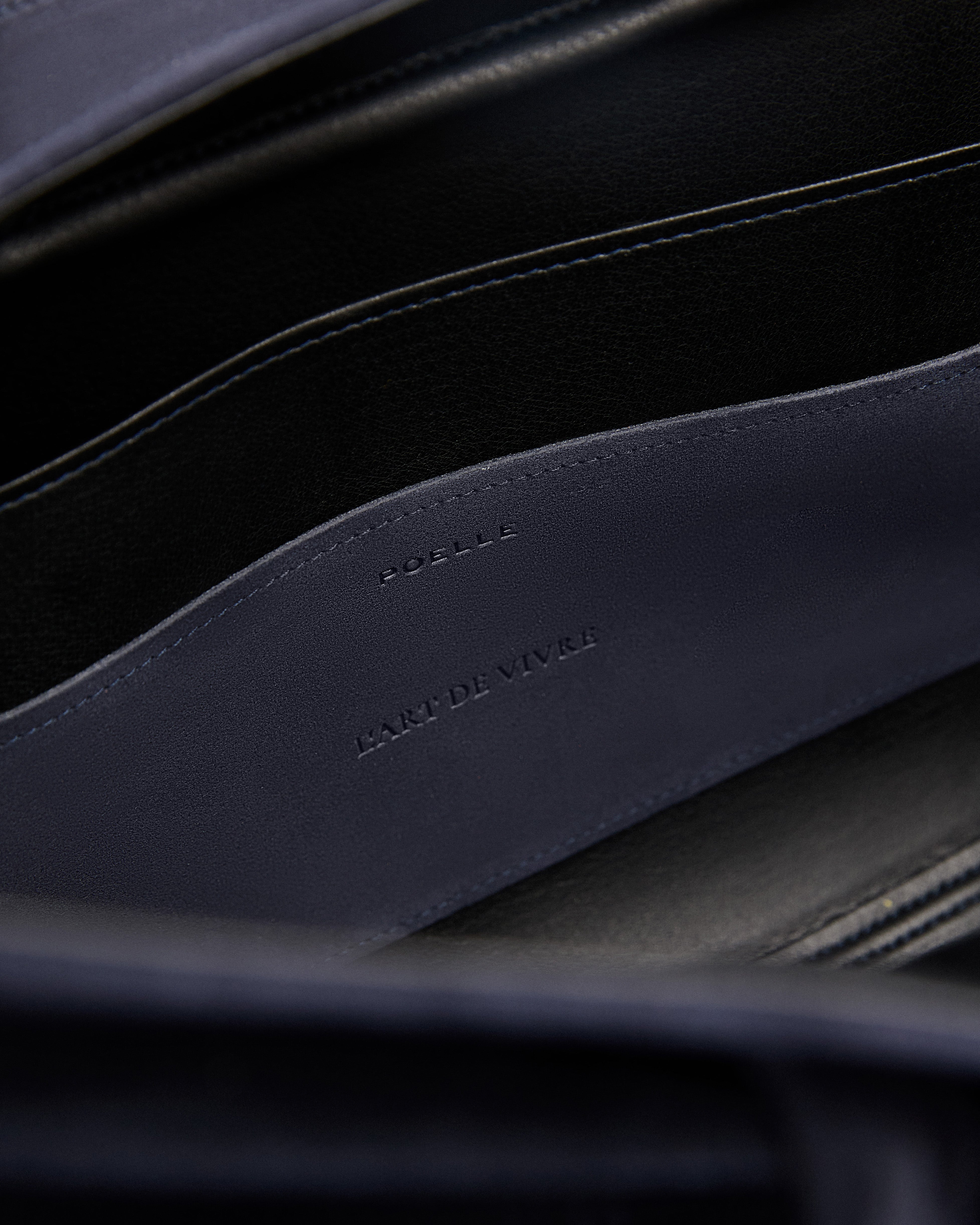 Carolyn Tragetasche, mittelgroß, in Braun